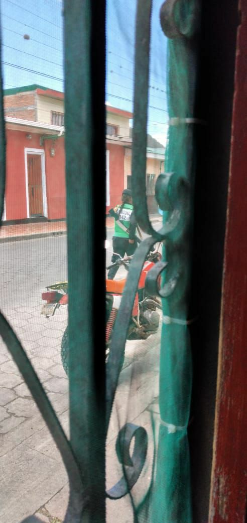 29Cheva_Patria's tweet photo. 🔴URGENTE🔴

Pretenden secuestrarlo por ondear su bandera. El excarcelado político de Jinotega, Rodrigo Everth, es asediado por la policía de la dictadura por el simple hecho de ondear la bandera nacional frente a su casa. 🆘

#SOSNicaragua #AbrilNoSeOlvida https://t.co/inoY0WC3pG