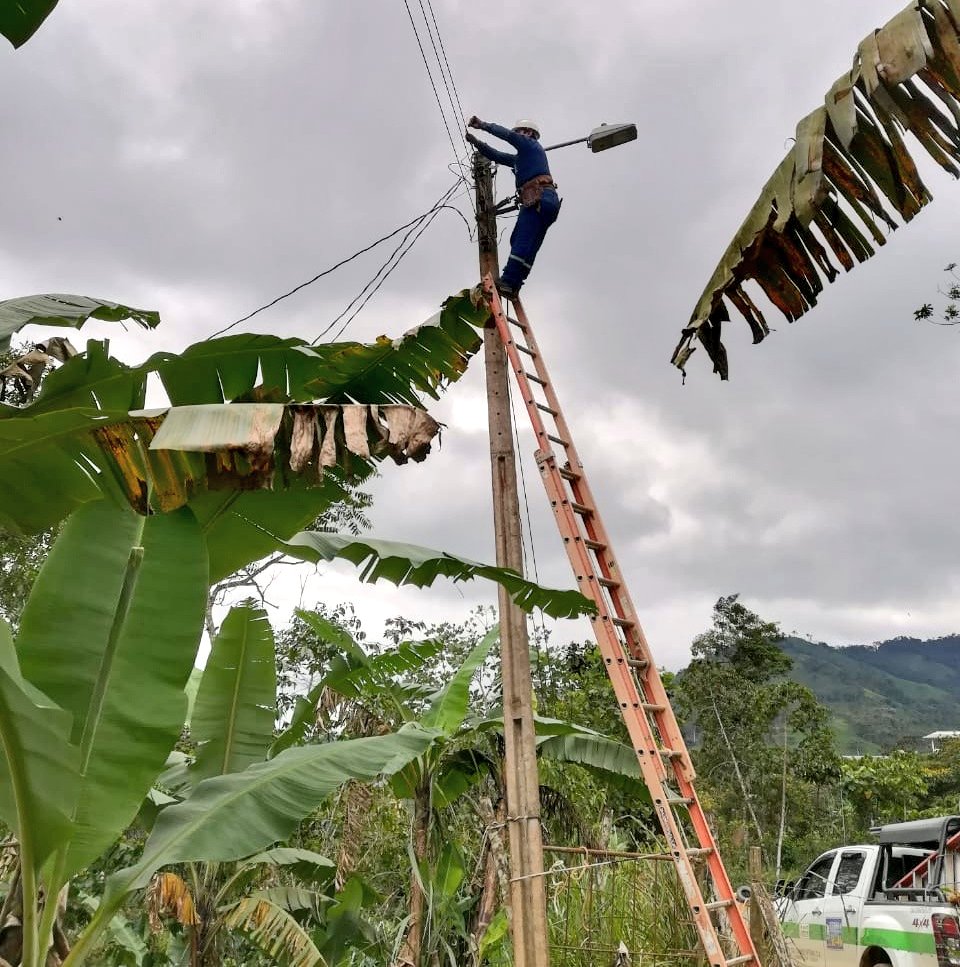 eerssaoficial's tweet photo. #124AñosEERSSA 🎉 |¦ Personal operativo trabaja en la ampliación de redes eléctricas en la parroquia Vicentino del cantón Puyango. De esta obra se benefician más de 30 familias de la comunidad.

#SectoresQueTrabajanPorTi
#JuntosEcuador 🇪🇨 🇪🇨 https://t.co/drtZvixGc5
