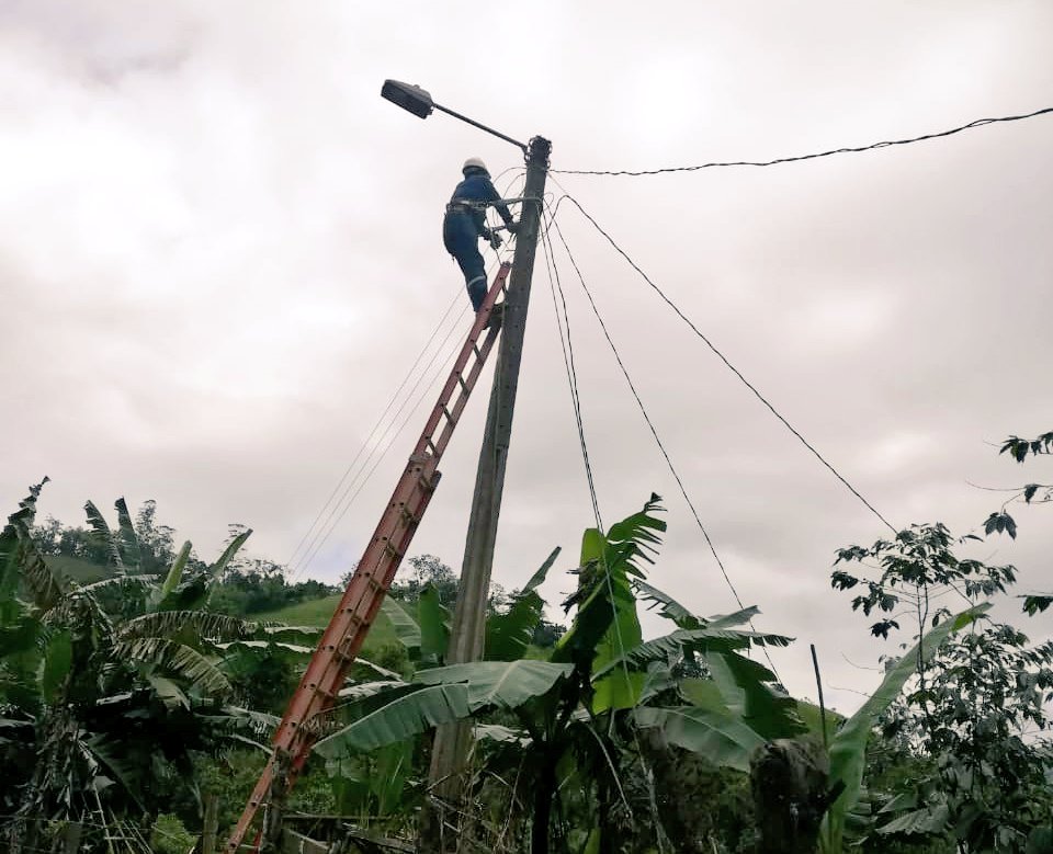 eerssaoficial's tweet photo. #124AñosEERSSA 🎉 |¦ Personal operativo trabaja en la ampliación de redes eléctricas en la parroquia Vicentino del cantón Puyango. De esta obra se benefician más de 30 familias de la comunidad.

#SectoresQueTrabajanPorTi
#JuntosEcuador 🇪🇨 🇪🇨 https://t.co/drtZvixGc5