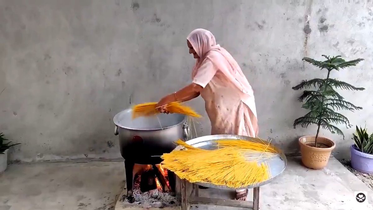 andreahuake's tweet photo. Yo haciendo pasta para uno. https://t.co/1bINoUkSBv