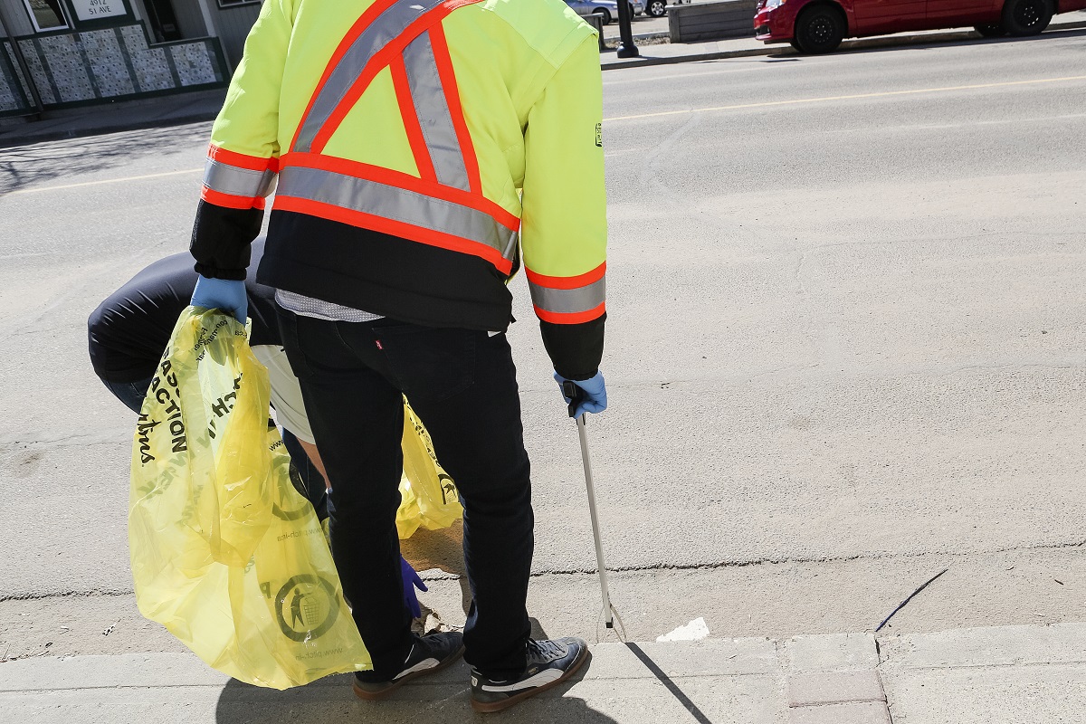 StonyPlainAB's tweet photo. Letβs work together to clean up our community with PITCH-IN Week 2021! Community members can sign up for the week-long event on our website https://t.co/ZCojjvBTjY.
Registration closes April 6! #PitchInWeek #StonyPlain https://t.co/H1trTublte