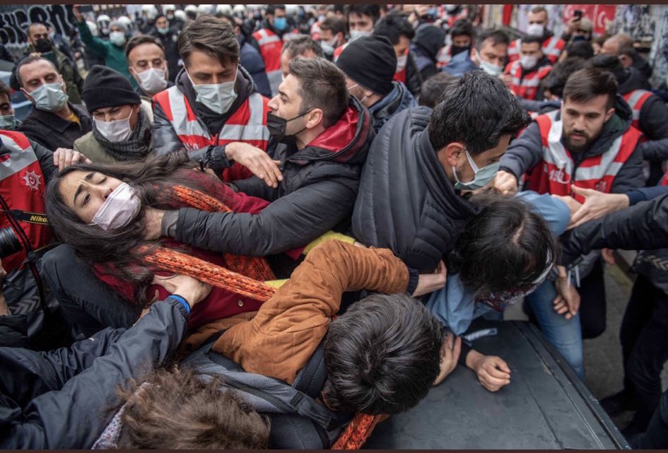 marmaranin_sesi's tweet photo. ...
Kuşan alnında biriken o kara teri,

sırtında şakırdayan kırbacı kopar

soluk al, ışıldat o mazlum yüreğini;

bak, korlaştı acıların, kozalandı

ey halk, parçala şu nankör suskunluğu

başkaldır artık... 
@nihatbehramoglu  
#NefesAlamıyorum 
#ArkadaslarımızıSerbestBırakın https://t.co/F9fm7IXC6D