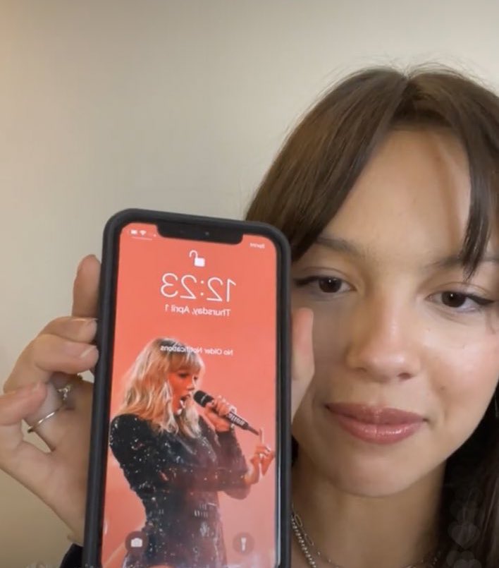 swiftcamzz's tweet photo. OLIVIA'S WALLPAPER OMG https://t.co/en3c2uS7XA