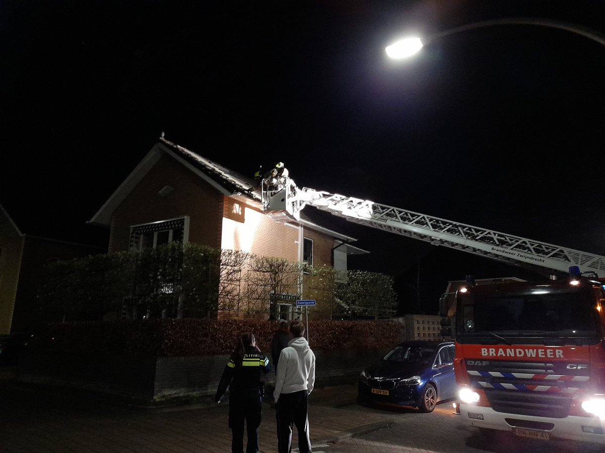 IncidentenHIA's tweet photo. De brandweer heeft zojuist een poes uit de dakgoot gehaald aan de Amandelgaarde #HIA. https://t.co/fYfzbyU6yE
