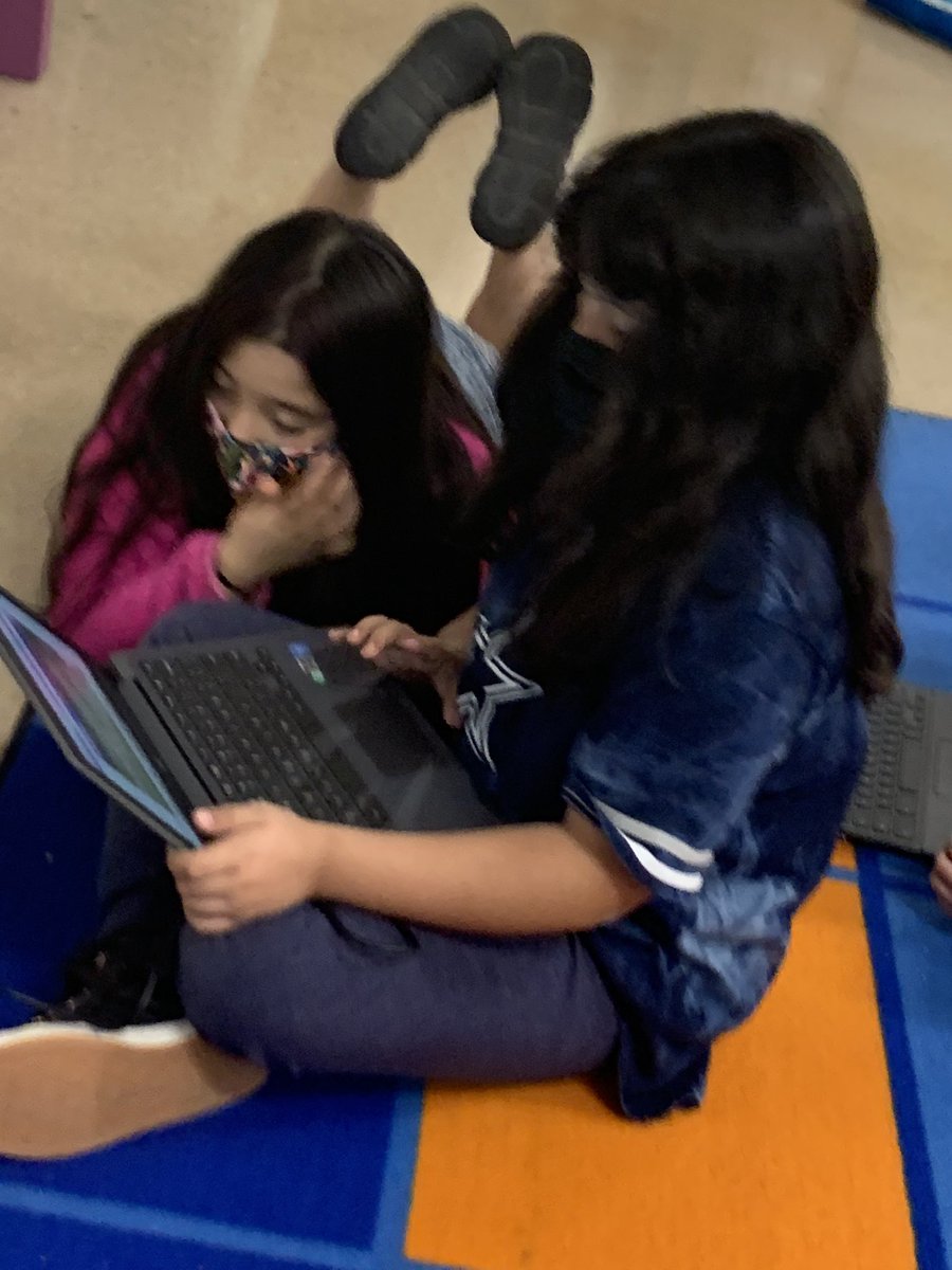 MrsTrowbridge's tweet photo. Students are having fun today creating ecosystems! #ScienceFun #PVLionPride https://t.co/0BsBaWbl0m