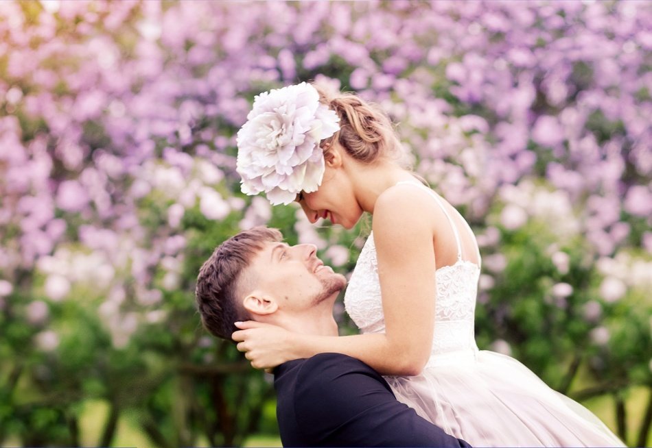 нежности молодых. фотосессия пары. Love story в цветущих садах. объятия влюбленных. пара в цветущем саду.