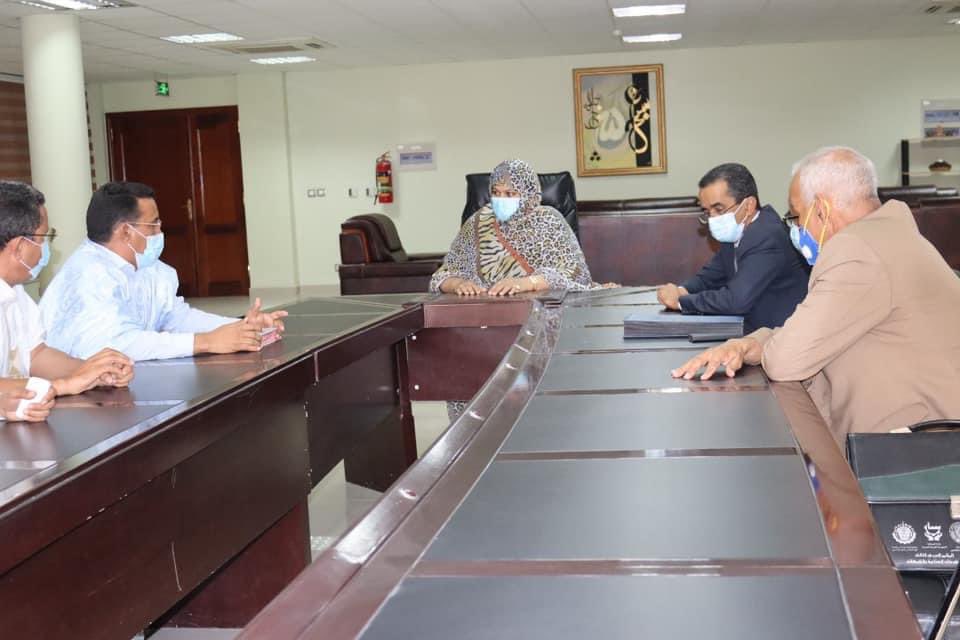 وقعت وزارة التجارة والصناعة والسياحة والاتحادية الموريتانية للمخابز والحلويات اليوم الخميس اتفاقا يقضي بإنشاء أكشاك لبيع الخبز ستخلق 2000 فرصة عمل للشباب، إضافة إلى بيع الخبز بـ 30 أوقية خلال شهر #رمضان.