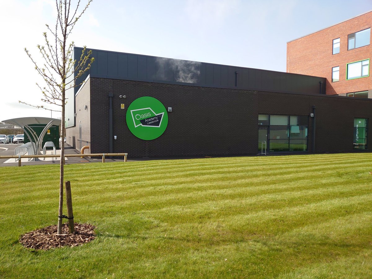 BPGcontractors's tweet photo. Danny gave front lawns  @OasisLeesbrook a snip in the ☀️ today
#FineJobDone https://t.co/Dz2V70fDIN