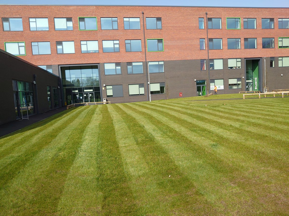 BPGcontractors's tweet photo. Danny gave front lawns  @OasisLeesbrook a snip in the ☀️ today
#FineJobDone https://t.co/Dz2V70fDIN