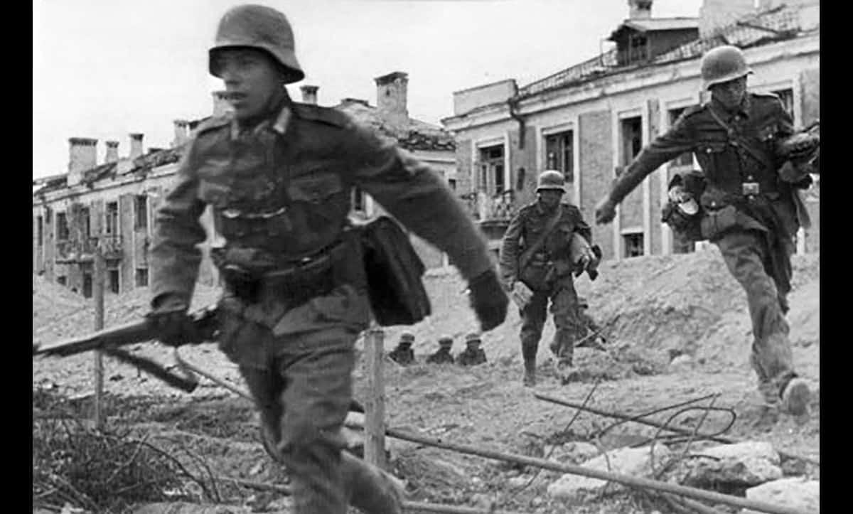 PocketPasser9's tweet photo. @hell_let_loose any plans to have the Germans running with weapons in the right hand while sprinting/walking? Was something they were trained to do. Was drilled in their heads.  Would add just that more. So used to seeing it in footage that it looks off in games when they don’t https://t.co/Pish5uUnnA