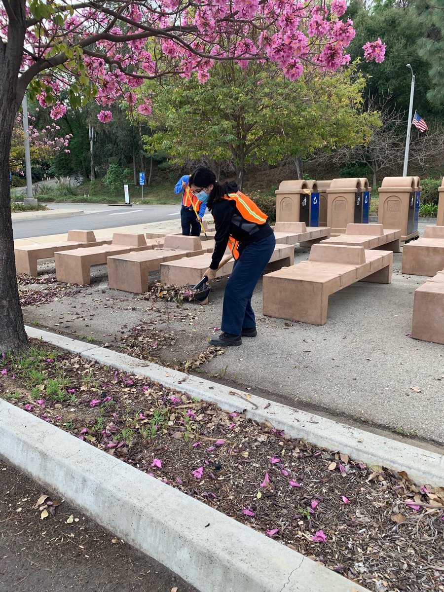 SGV_CORPS's tweet photo. #tbt in City of Industry at the Expo Center. Corpsmembers cleaning up in front of parking lot and lunch area of the Expo Center. SGVCC is dedicated to keeping your public park experience clean and safe. Especially during the times like these. Follow us to stay updated @SGV_CORPS https://t.co/mNEE71rlAK