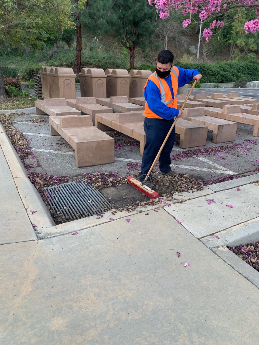 SGV_CORPS's tweet photo. #tbt in City of Industry at the Expo Center. Corpsmembers cleaning up in front of parking lot and lunch area of the Expo Center. SGVCC is dedicated to keeping your public park experience clean and safe. Especially during the times like these. Follow us to stay updated @SGV_CORPS https://t.co/mNEE71rlAK