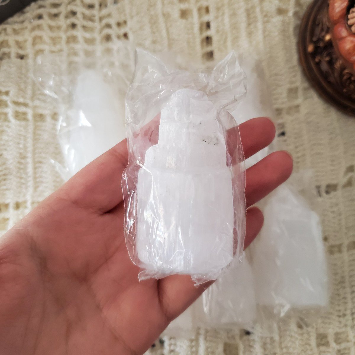 venusiancrafts_'s tweet photo. i restocked on the small selenite towers &amp; even added some large and MINI towers too! 🤍 
i have plenty of other selenite options as well like sticks, eggs, hearts, palmstones, worry stones &amp; 1 bowl left 🥰 

https://t.co/mXYViiuaU3 https://t.co/ixqtExsOTr