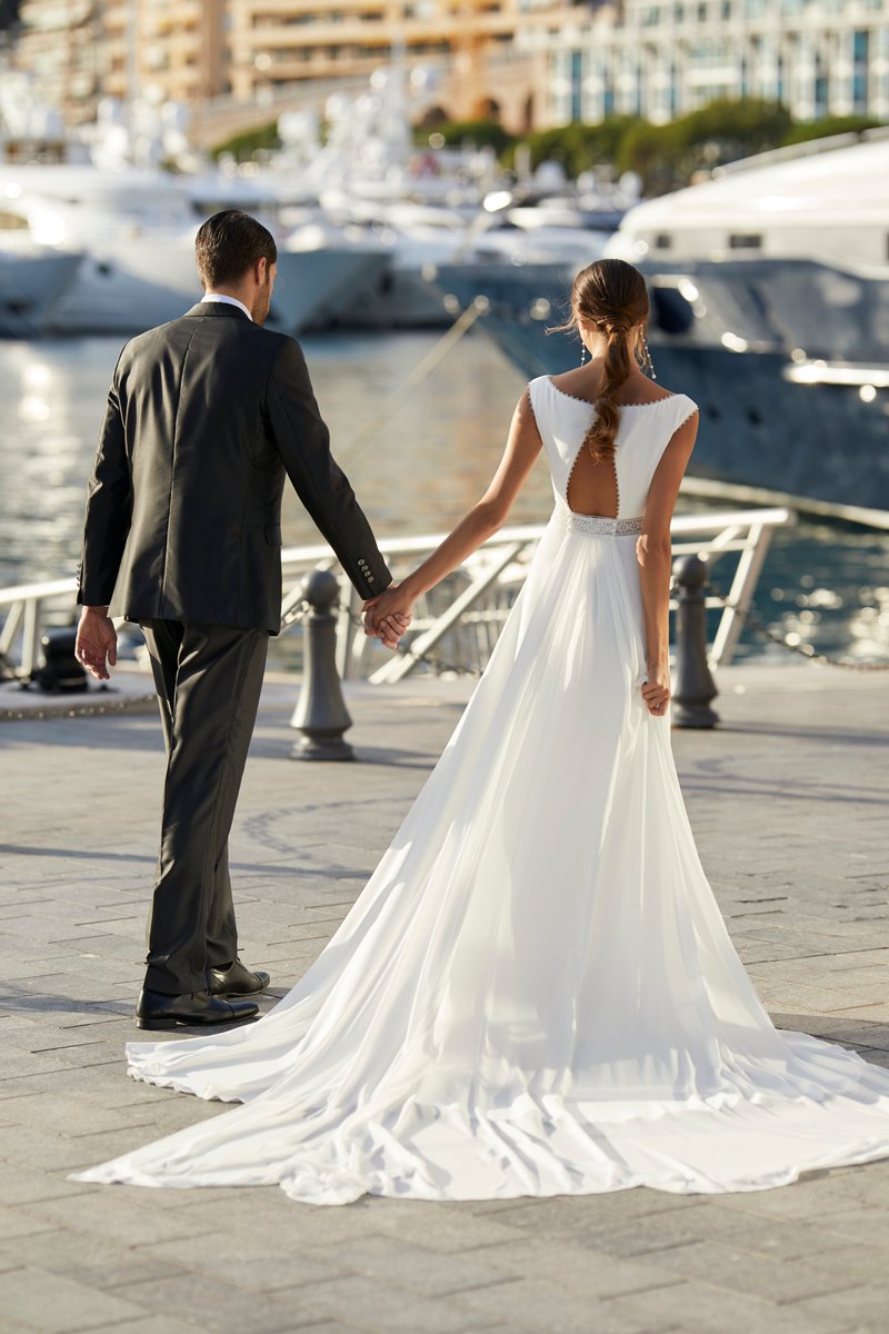 Never let me go✨We adore our Ibis dress❤️

Find the dress here: ow.ly/nXS350EeR9M

#AireBarcelona #AireBarcelona2021 #WeddingDress #BridetoBe #WeddingGown #NewCollection #welovebrides