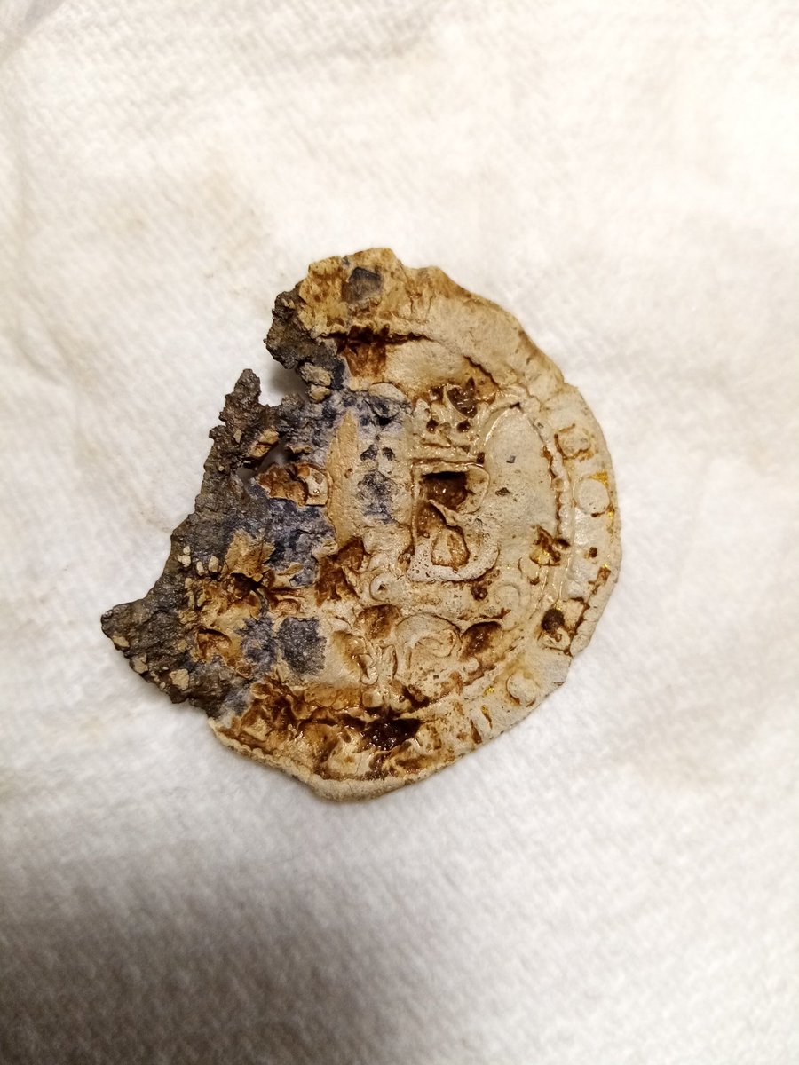 wooltondetect's tweet photo. Few hours out today. Best finds being the possible medieval pilgrims badge and the Welsh button #metaldetecting https://t.co/5DII6wWjAA