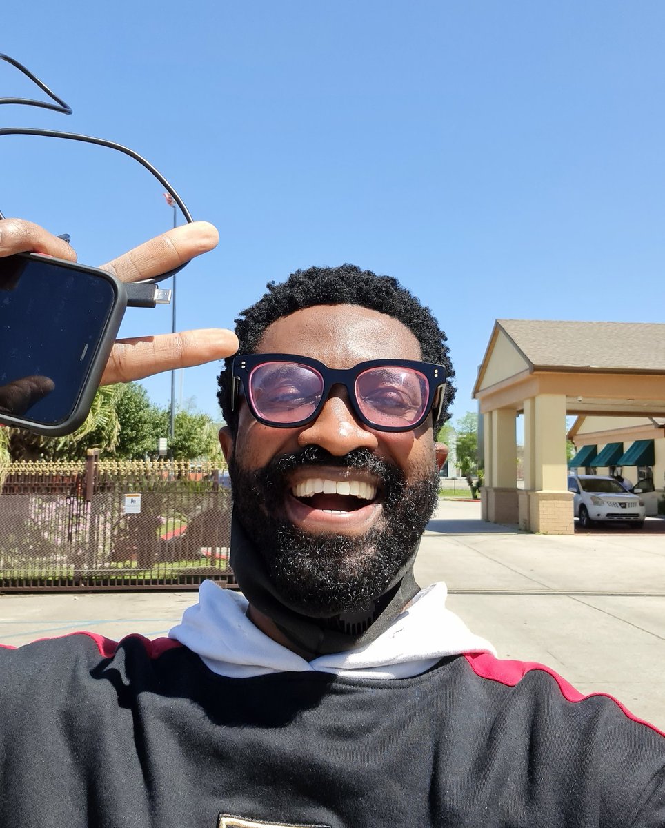 RicHassani's tweet photo. I neva stay America reach two minutes my skin don already fresh nna na wa o wetin de Naija breeze I beg? Nna ehn. https://t.co/91CIsvYKQ0