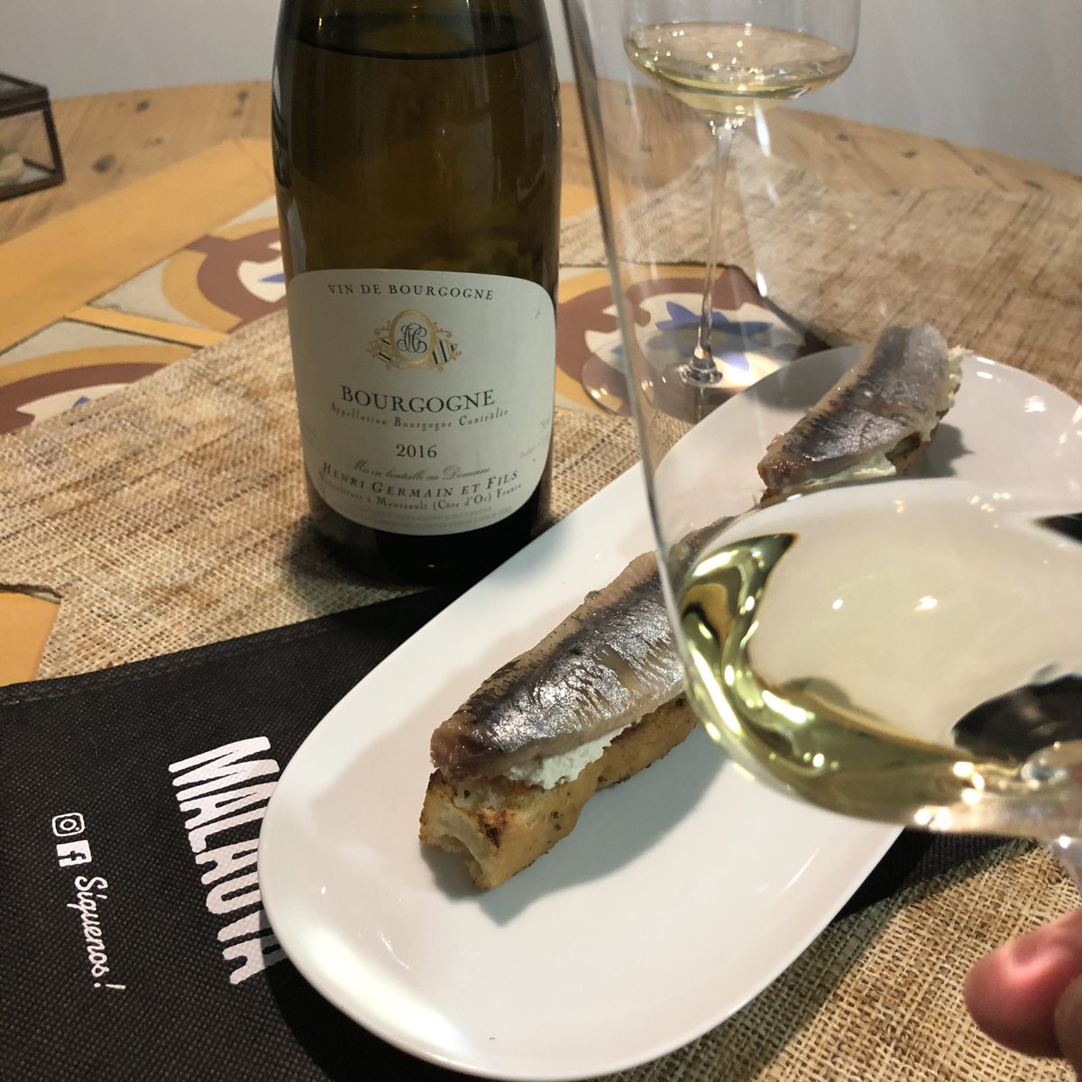 acme_ESP's tweet photo. If  Mohammed will not go.... 
La más #fakefocaccia ever hoy en los #missing @malauvavigo de #canacmes. 
Para beber, una espectacular #chardonnay de #henrigermain escogida por el gran @josinhotaberneiro.
#Borgoña, @zalto_glasses y #focaccia. Sólo falta cacheira
#malauvastrikesback https://t.co/Nkt2DZT8S5