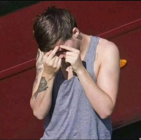 remembertheend2's tweet photo. Louis being an ordinary and normal person  love it<3
#Top50LouisTomlinson https://t.co/zfmTf6XNE6