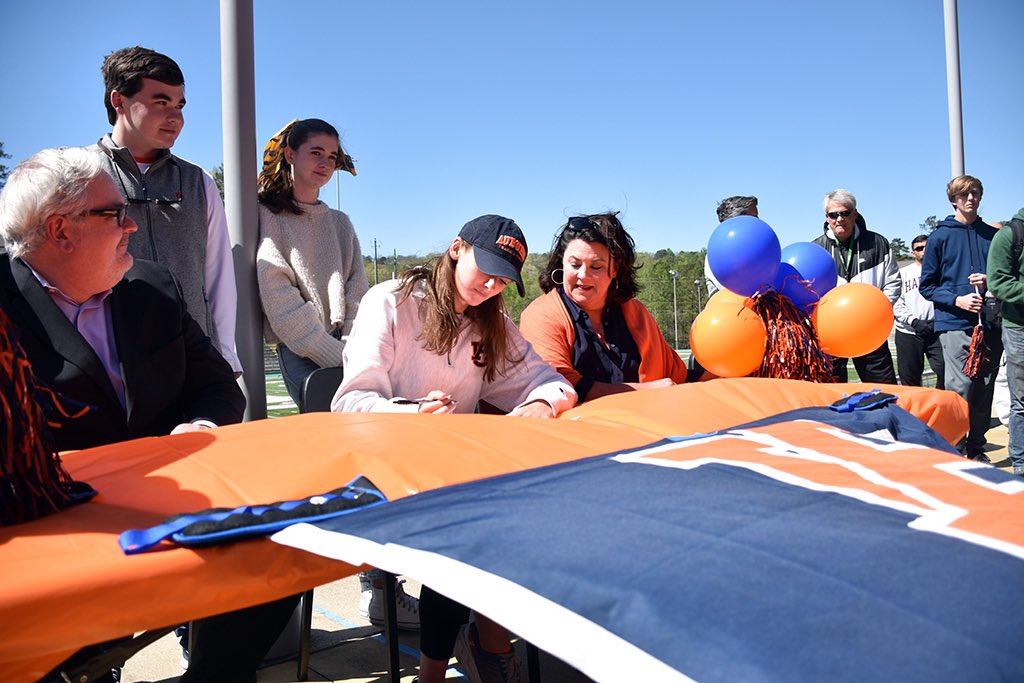 mtnbrookschools's tweet image. Congratulations to @MBHSTrack athlete Grayson Scott on signing today with Auburn University! She has won multiple state championships during her high school career, including two in the high jump, and will have the opportunity to compete for the Tigers. #MBUN1TED