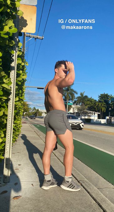 Golden hour! Time for my golden shower!🤗🤣  https://t.co/ScKBmAujZH https://t.co/0lIqL5YO2g