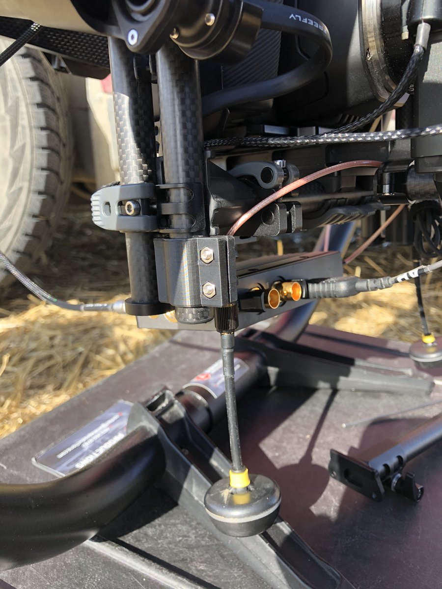yelbihs's tweet photo. 3D printed 15mm SMA antenna mount! Frankenstein’d two existing designs (clamp + SMA) then made improvements and made it into two halves that interlock.
I’m so proud! 🥲 #movipro #freeflysystems #altax @Hollyland_Tech https://t.co/w3XIDtyFUc