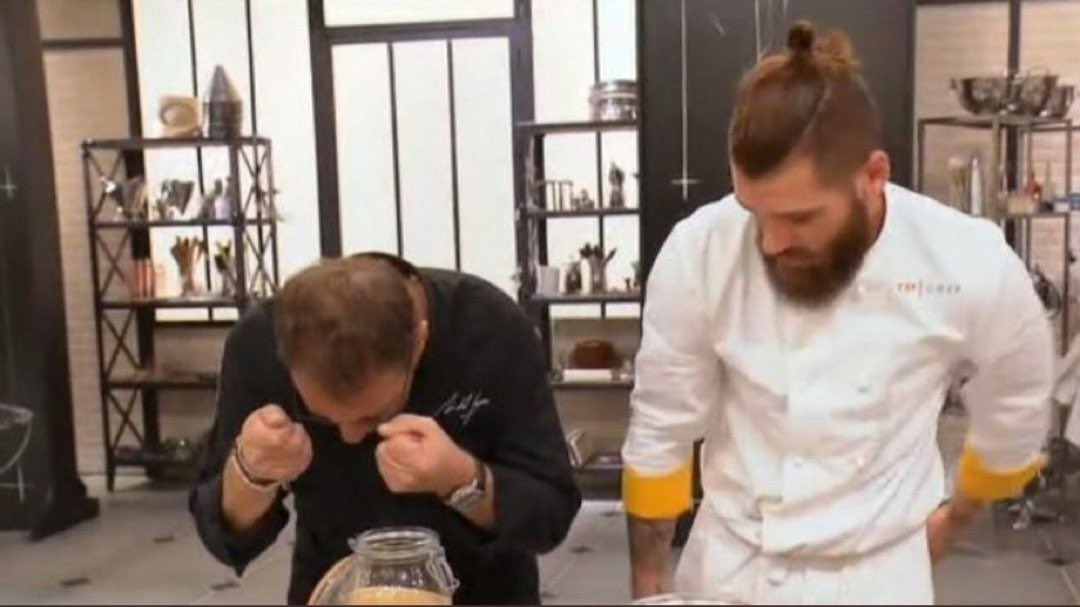 Q3Danton's tweet photo. Jordan: fait un cochon de lait. 
Michel : Nom de dieu, mais le thème c’est le lait. 

C’est un parti pris, chef
#TopChef https://t.co/TrKAbZz2dV