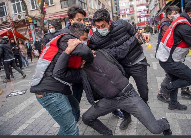 Yelda__Kocak's tweet photo. Neden hepsi öğrencilerin boğazını sıkıyor ? Yeni ve özel bir talimat mı verdiniz @suleymansoylu https://t.co/zOCin9xhmg