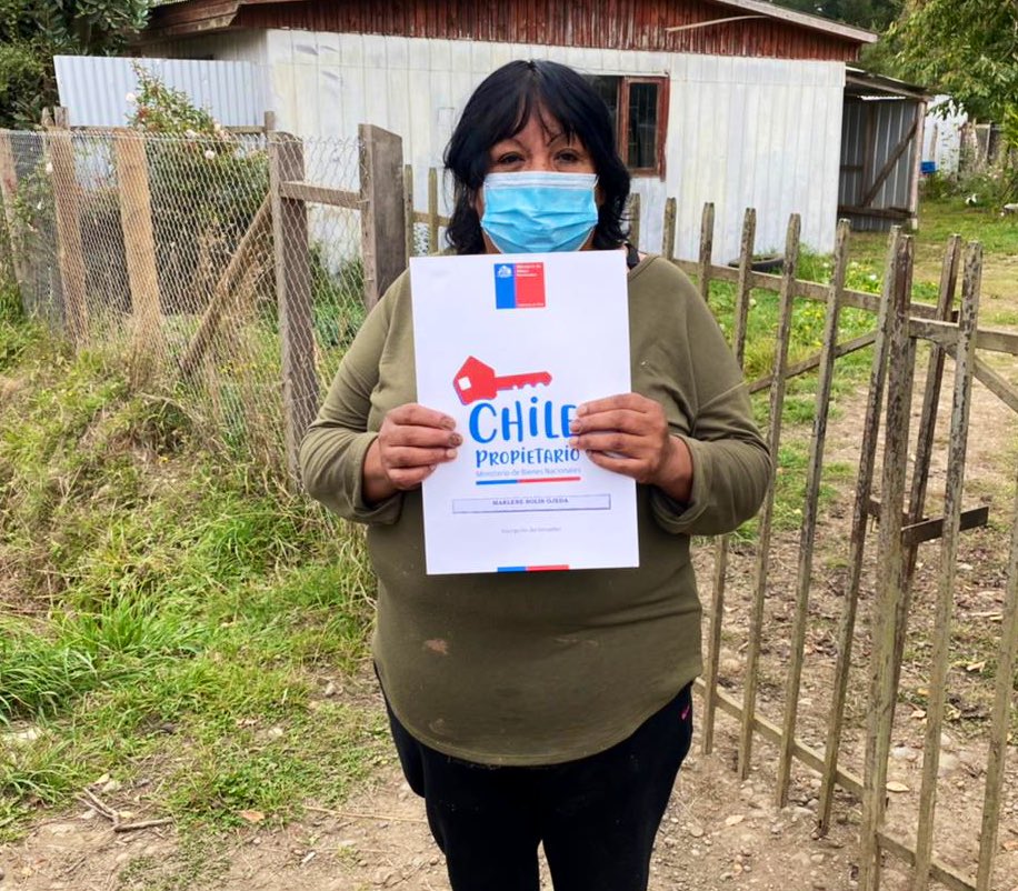 LosRiosBBNN's tweet photo. Para finalizar esta semana, entregamos 16 títulos de dominio a familias de Río Bueno. Gracias al programa #ChilePropietario convertimos en dueños de sus terrenos a vecinos de #Crucero, #Filuco, #LasQuemas,#Trapi y #Trafun. ¡Un fuerte abrazo para ellos! @Eduardo_bergerS https://t.co/Yo77XfUDNT