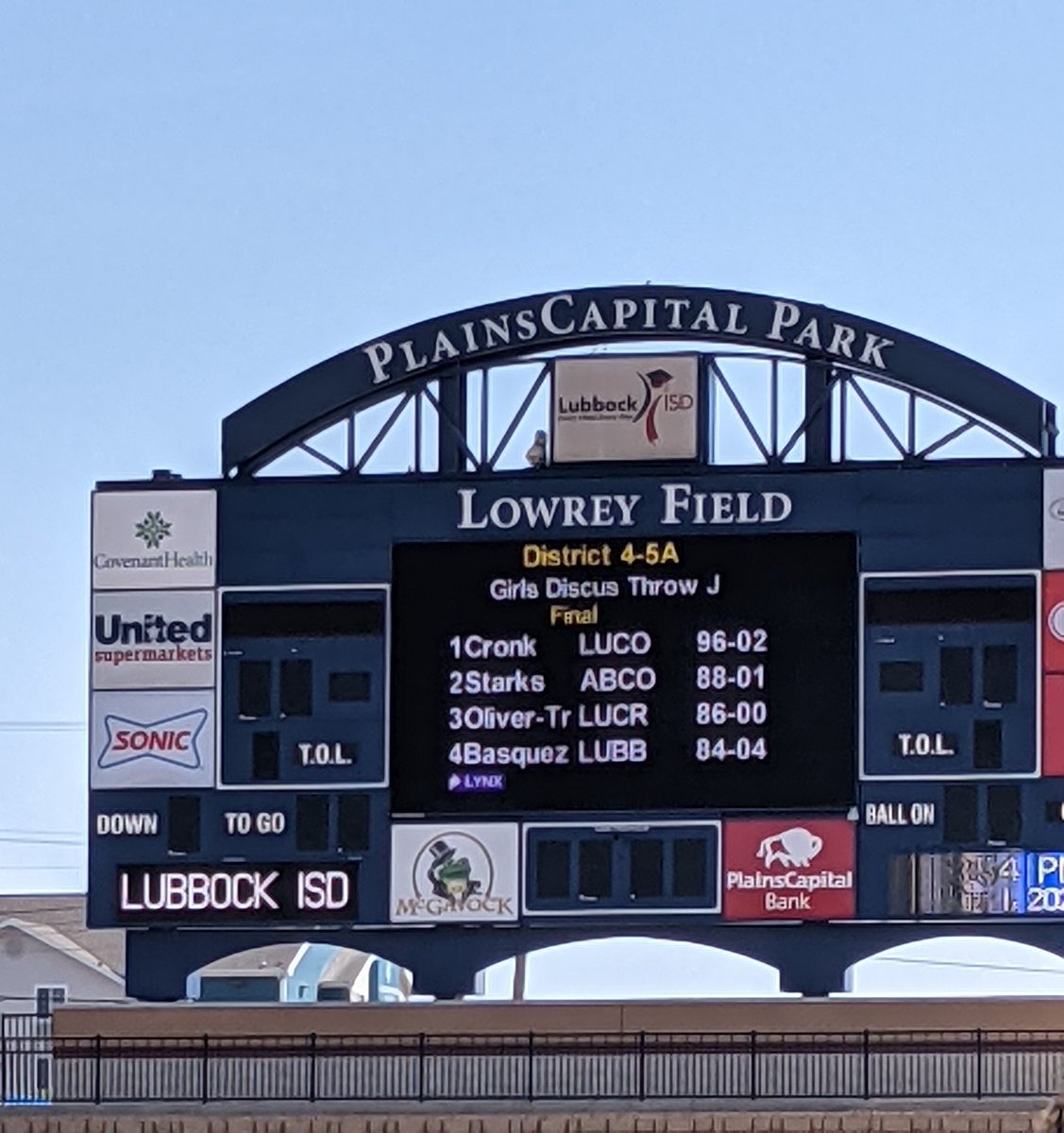 CHSCROSSCOUNTR2's tweet image. Kaleigha Kemp 3rd in the Varsity Discus Throw and Skyla Starks 2nd in the JV Discus Throw, PRs for both!