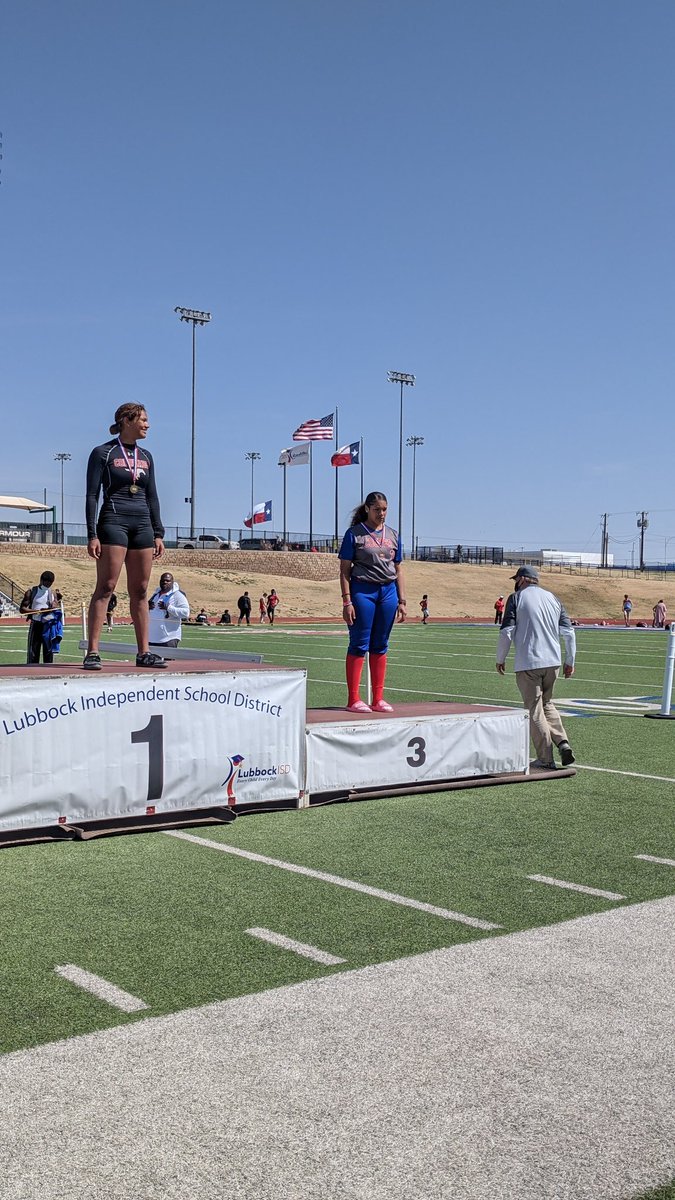 CHSCROSSCOUNTR2's tweet image. Kaleigha Kemp 3rd in the Varsity Discus Throw and Skyla Starks 2nd in the JV Discus Throw, PRs for both!
