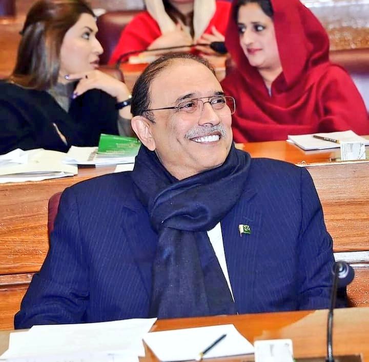 umer_surani's tweet photo. @AnwarLodhi مرے ہاتھ میں قلم ہے مرے ذہن میں اُجالا
مجھے کیا دبا سکے گا کوئی ظلمتوں کا پالا
مجھے فکرِ امنِ عالم تجھے اپنی ذات کا غم
میں طلوع ہو رہا ہوں تُو غُروب ہونے والا
#ایک_زرداری_سب_پہ_بھاری .
@BBhuttoZardari 
@MuradAliShahPPP 
@AAliZardari 
@SaeedGhani1 https://t.co/fdcGQGvvGN