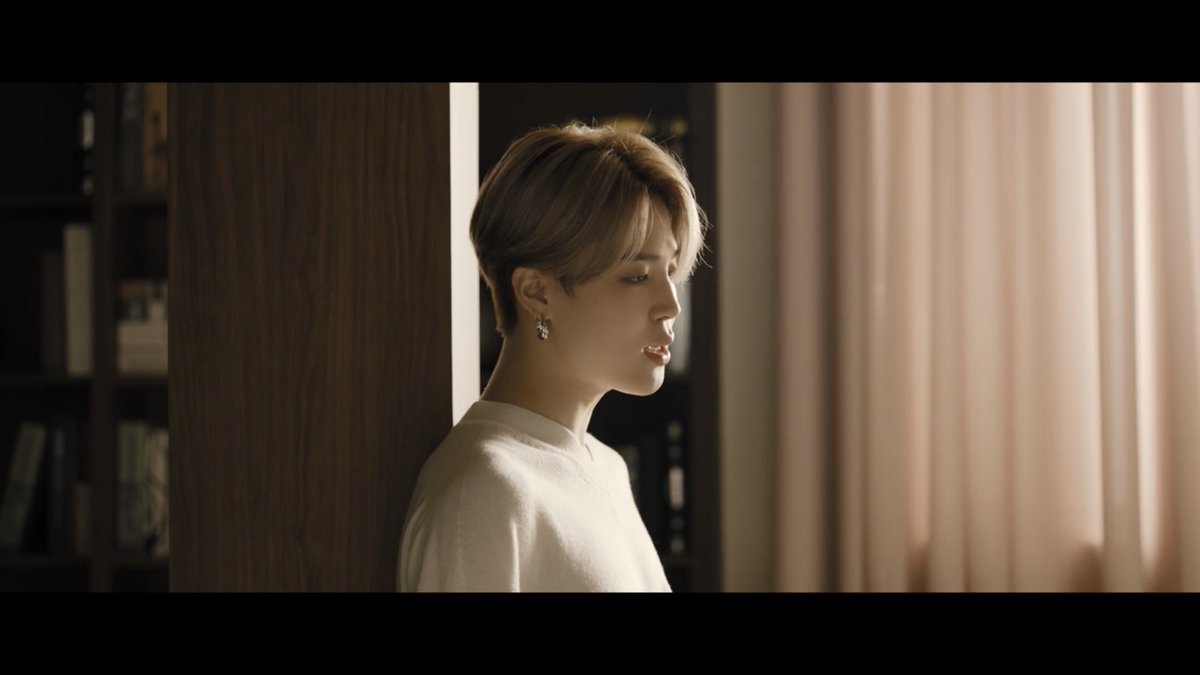 hamie_arij's tweet photo. Bts Film out Mv, a theory thread:
-the MV starts out with Jk,V and Jimin in a room covered in sheets, the same room in which all of them are sitting together( where it’s clean), here we have the possibility that Jin died and that they are mourning him so they left that place. https://t.co/fWma3u73ba