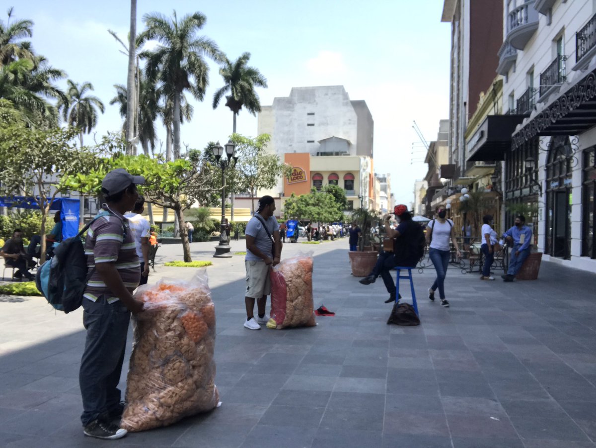 dect1608's tweet photo. Hoy por ti, mañana por mi. #elMimo recibió la moneda del vendedor de frituras; ambos, como tú y como yo buscando el pesito para llevar a la casa... ellos dos se regalaron además una bonita sonrisa #Tampico #SemanaSanta2021 #Dios en tu ❤️ #JuevesSanto https://t.co/LijrrBUnuR