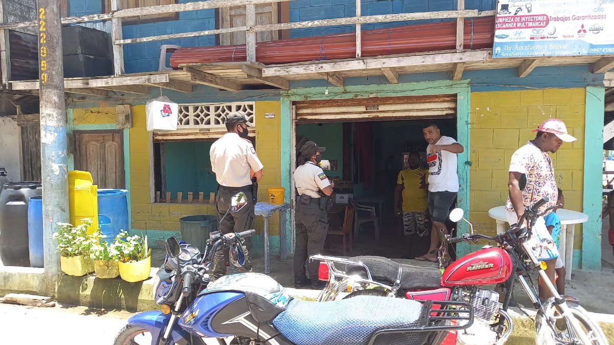 PoliciaEcuador's tweet photo. 𝐑𝐞𝐜𝐮𝐞𝐫𝐝𝐚 𝐥𝐚 𝐞𝐦𝐞𝐫𝐠𝐞𝐧𝐜𝐢𝐚 𝐬𝐚𝐧𝐢𝐭𝐚𝐫𝐢𝐚 𝐜𝐨𝐧𝐭𝐢𝐧ú𝐚 🚨

En el sector de Las Peñas #Esmeraldas, socializamos las medidas de bioseguridad, para mitigar los contagios por la #COVID19ec.

#TuDistanciaEsMiDerecho 
#ServirYProteger https://t.co/nIjqpTxWqZ