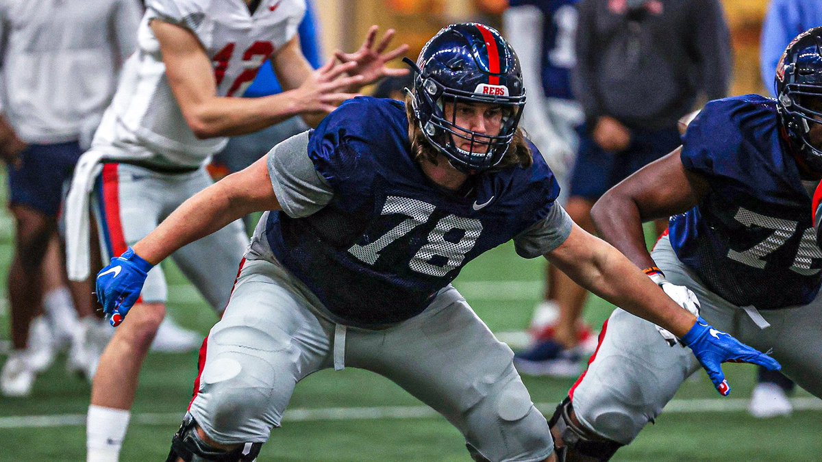 OleMissFB's tweet photo. 📷

Big guys up front doing work. https://t.co/j1Or8xMvBw