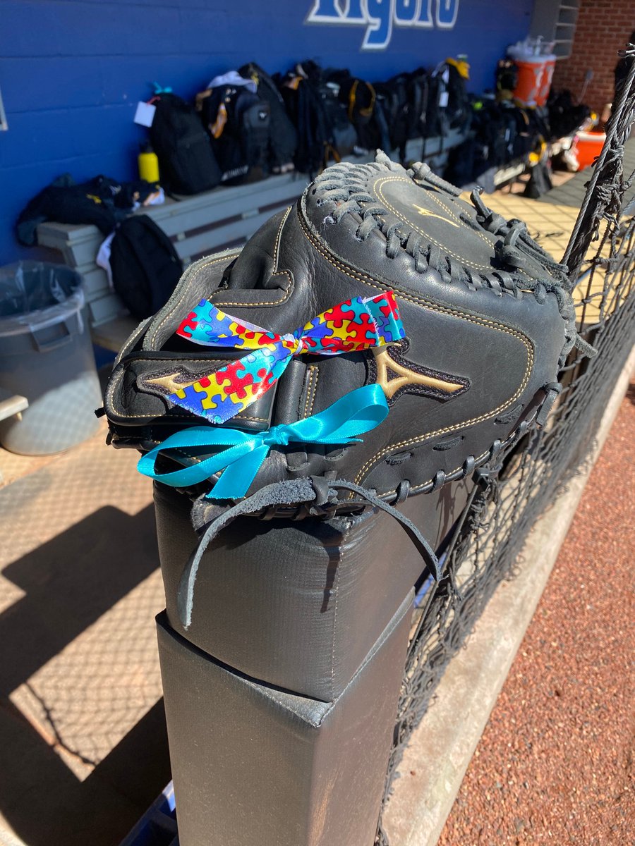 GoShockersSB's tweet photo. This weekend we will be sporting these two ribbons for Autism Awareness Day (April 2) and Ovarian Cancer Awareness.

🧩 | https://t.co/hgQH1mRGnm
🎗 | https://t.co/FZCGUeugYV https://t.co/F6HWc2zS2b