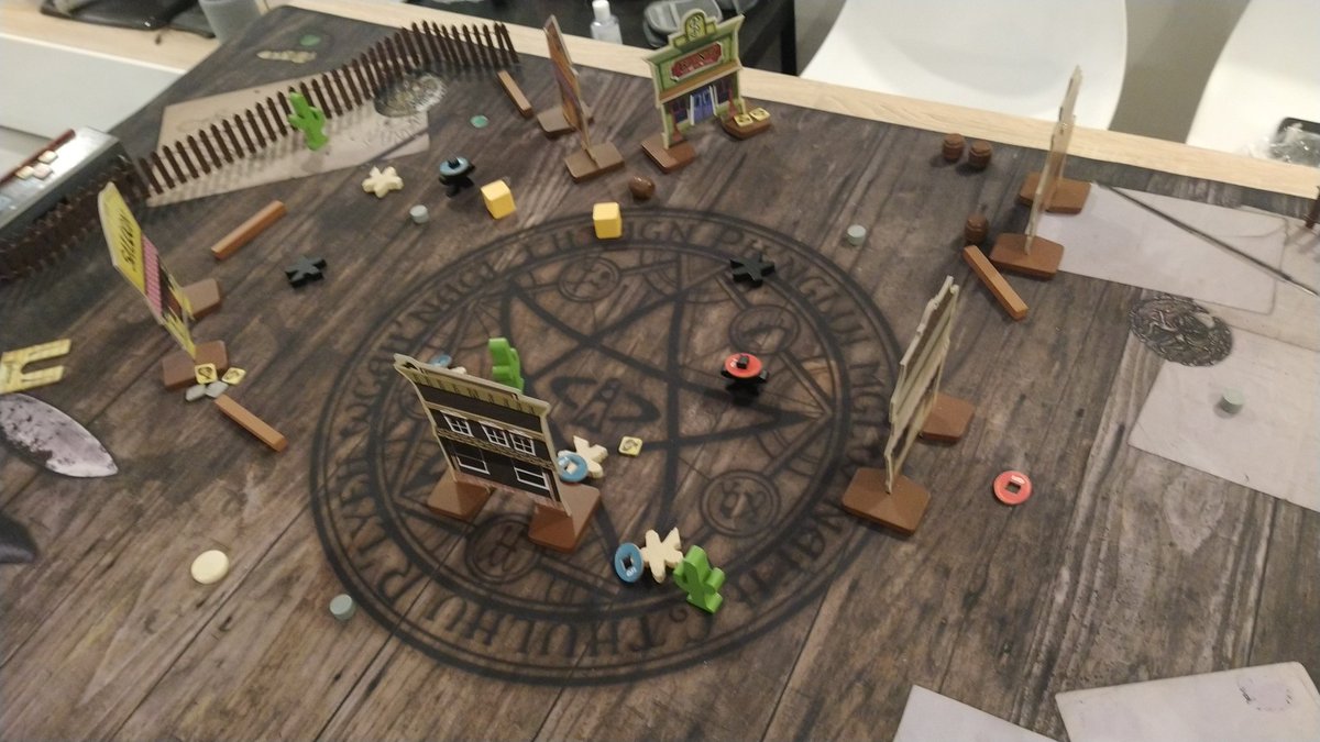 DoctorRuin's tweet photo. Sesión lúdica Jueves Santo #boardgame #lewis #crokinole #potionexplosion #flickemup https://t.co/YwGW980jSv