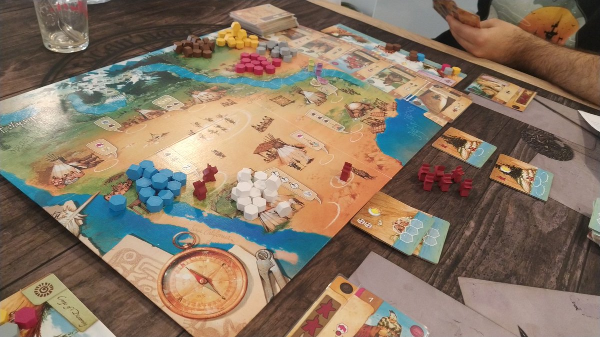 DoctorRuin's tweet photo. Sesión lúdica Jueves Santo #boardgame #lewis #crokinole #potionexplosion #flickemup https://t.co/YwGW980jSv