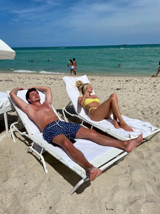 who&rsquo;s more tan? https://t.co/Zv0QaMyNVp