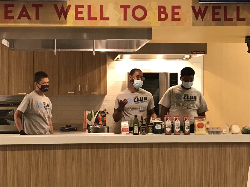 BeGreatIE's tweet image. Teens in the Kitchen live on zoom! Chicken Alfredo on the menu 🍽 Thanks @IEHP_healthcare for the kitchen!
#begreatie #virtualcooking