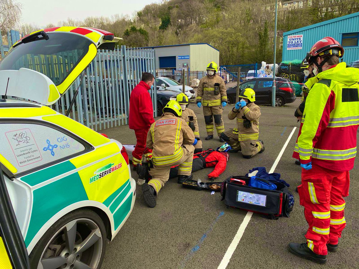MEDSERVEWales's tweet photo. Our #VolunteerMedics supporting @SWFireandRescue @SWFRSCG recruits from WDS 01/21 with #MedTrg this week as part of their #RTC continuation training. https://t.co/0ibP99gmnX