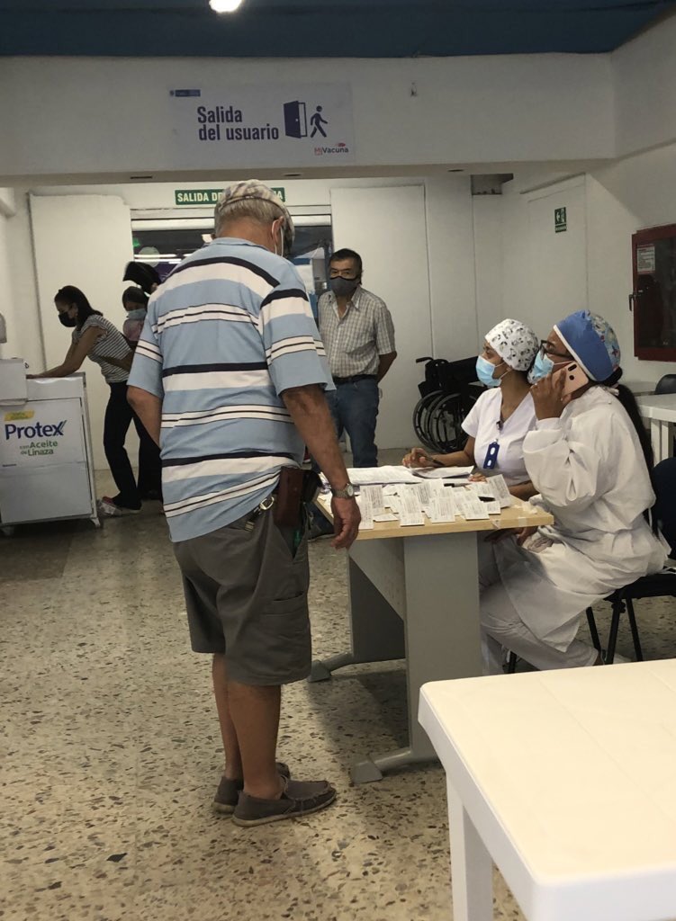 SaludCali's tweet photo. 1.289 caleños 👨🏼‍🦱 y caleñas 👩🏻 fueron vacunados contra la covid-19 🦠este jueves santo.🙏🏼🙌🏼

Nada fue impedimento para que la ciudadanía 👥 acudiera a los puntos de vacunación, 💉 en especial a los de mayor afluencia, los megacentros 🏥dispuestos por la Alcaldía de Cali.💙❤️💚 https://t.co/UTRHcph4pr
