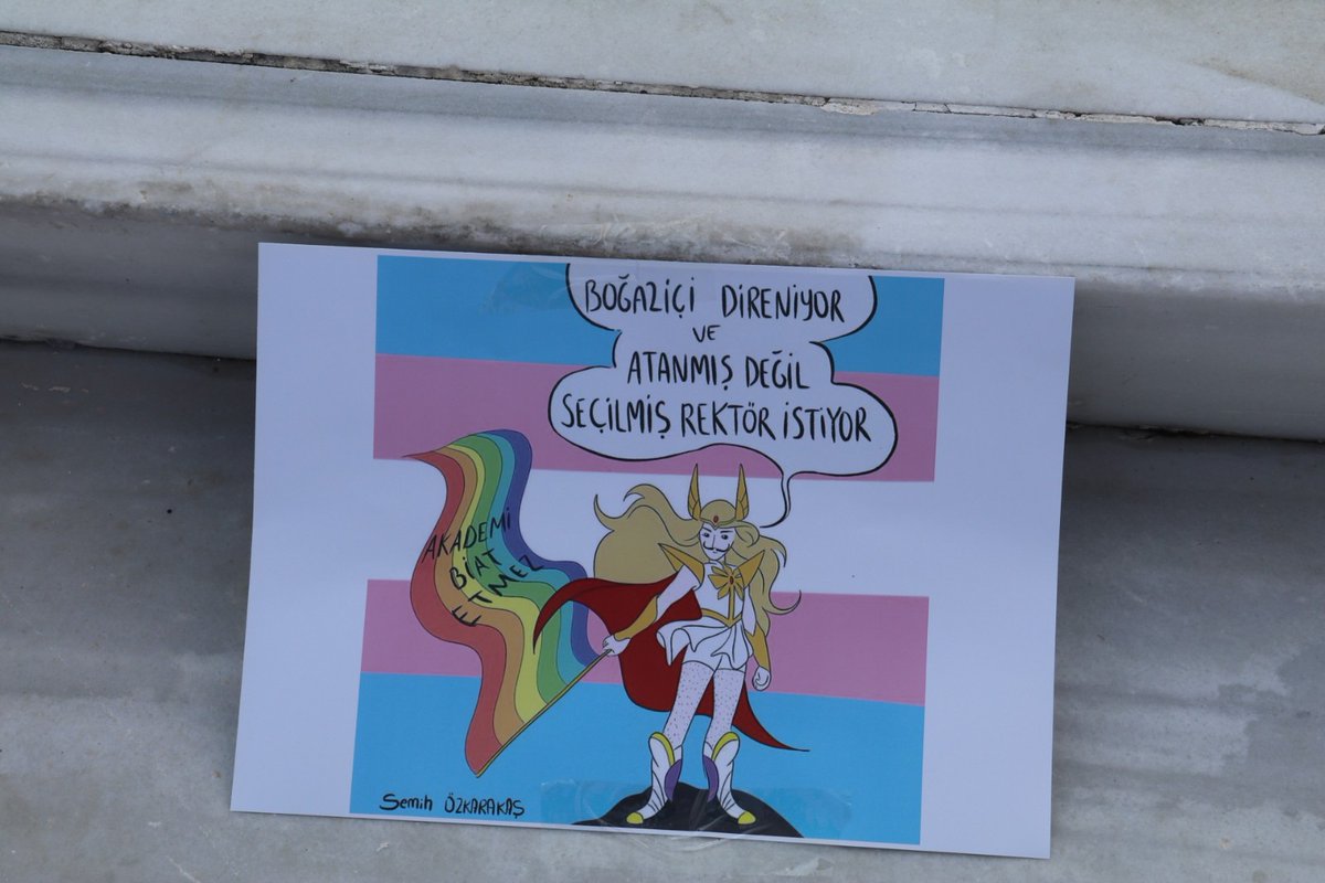 egedayanismasi's tweet photo. Bugün Ege Dayanışması olarak online ders boykotunda karikatür resim sergimizi gerçekleştirdik.

Online derslere homofobik kayyumlar girsin!

Biz homofobik, cinsiyetçi olmayan; demokratik, özgür üniversitesilerde derse gireceğiz! 
#goekkusağımadokunma
#BoğaziciDireniyor https://t.co/HzvazlrDJZ