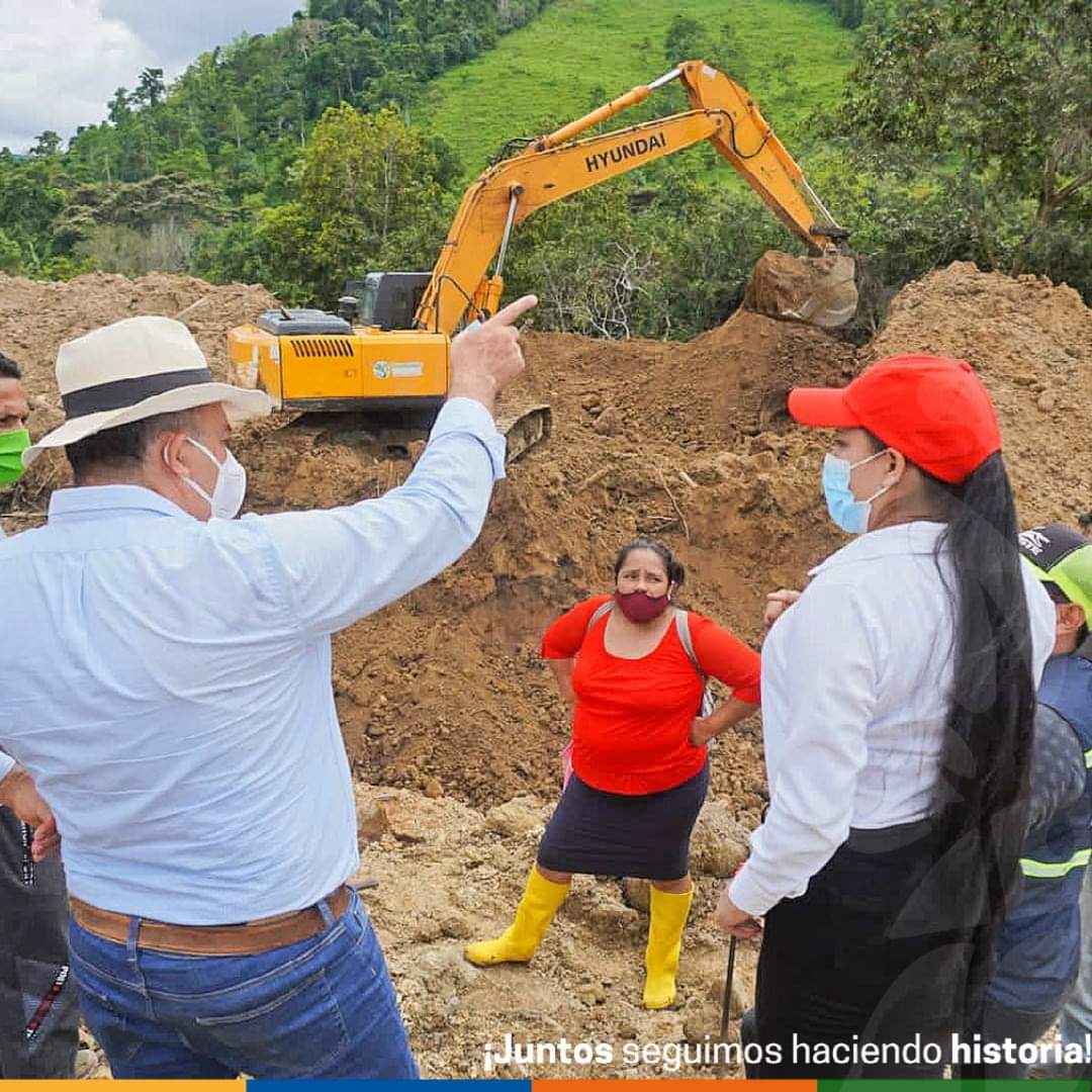 PrefecturaESM's tweet photo. Atendiendo las emergencias viales y dialogando con los comuneros de la zona para dar soluciones, el viceprefecto, Diego Zambrano, recorrió la comunidad #Tabuche Adentro, donde  maquinarias de la @PrefecturaESM construyen un canal para que el río retome su cause.

@Robertapsc6 https://t.co/TDkxmCFnMT
