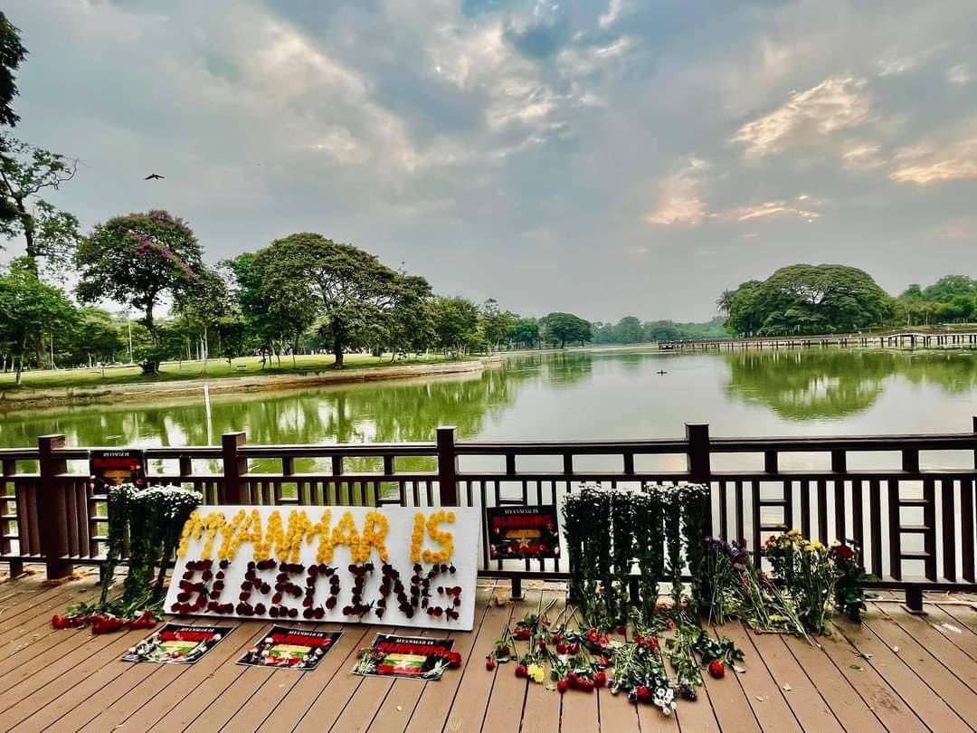 Shoon_Naing's tweet photo. Myanmar staging #FlowerStrikeMyanmar on Friday morning in remembrance of people who were killed by junta’s armed forces. “We knew too little to realize these bus stops become the start point of their final journey,” said a protester. #WhatsHappeninglnMyanmar #April2Coup https://t.co/cIEpv69iNw