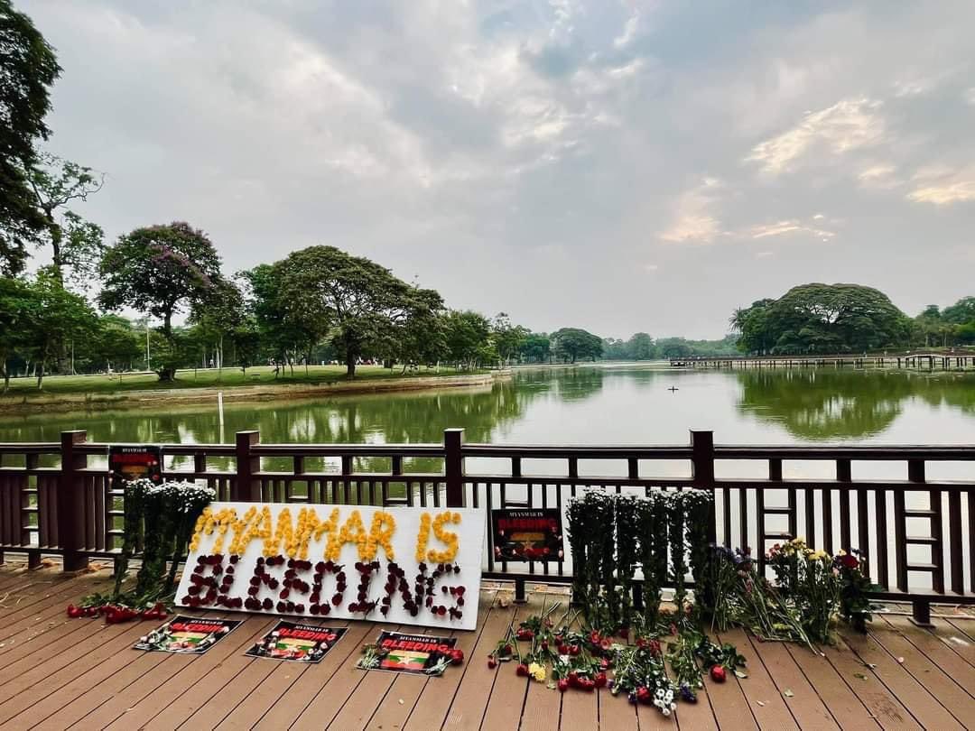 SaveMM99's tweet photo. "Myanmar is Bleeding " , Protesters in Myanmar demonstrate using flowers as a rememberance for our fallen Heroes,we will never forget your scarification for our country. More than 500 People have been killed by Junta till now.
#FlowerStrikeMyanmar
#Apr2Coup https://t.co/HlepFO6LHU