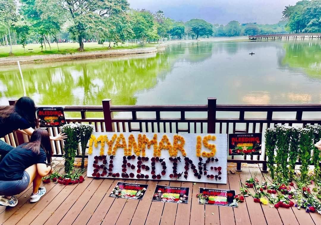 SaveMM99's tweet photo. "Myanmar is Bleeding " , Protesters in Myanmar demonstrate using flowers as a rememberance for our fallen Heroes,we will never forget your scarification for our country. More than 500 People have been killed by Junta till now.
#FlowerStrikeMyanmar
#Apr2Coup https://t.co/HlepFO6LHU