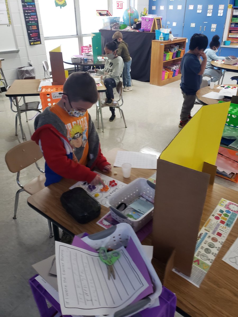 BridgettFox17's tweet photo. Fun time reviewing our graphing skills with jellybeans today in 1st grade! @claremont_elem #jamiefrye https://t.co/DBpkImMC8U