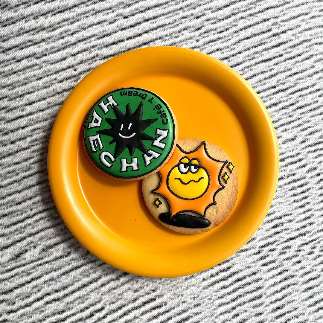 (INSTAGRAM) 210402 NCT_DREAM INSTAGRAM UPDATE #NCT #NCTDREAM #HAECHAN #해찬 #NCT해찬 

คุกกี้ของแฮชาน พนักงานที่สร้างบรรยากาศให้กับ Cafe 7 Dream
พวกเราวาดพระอาทิตย์ ☀️ ที่สว่างสดใสบนคุกกี้ด้วย ☺️
#7DreamRandomCookie 

©️NCTDREAMCENTER

🔗 instagram.com/p/CNJULsgBEz-/