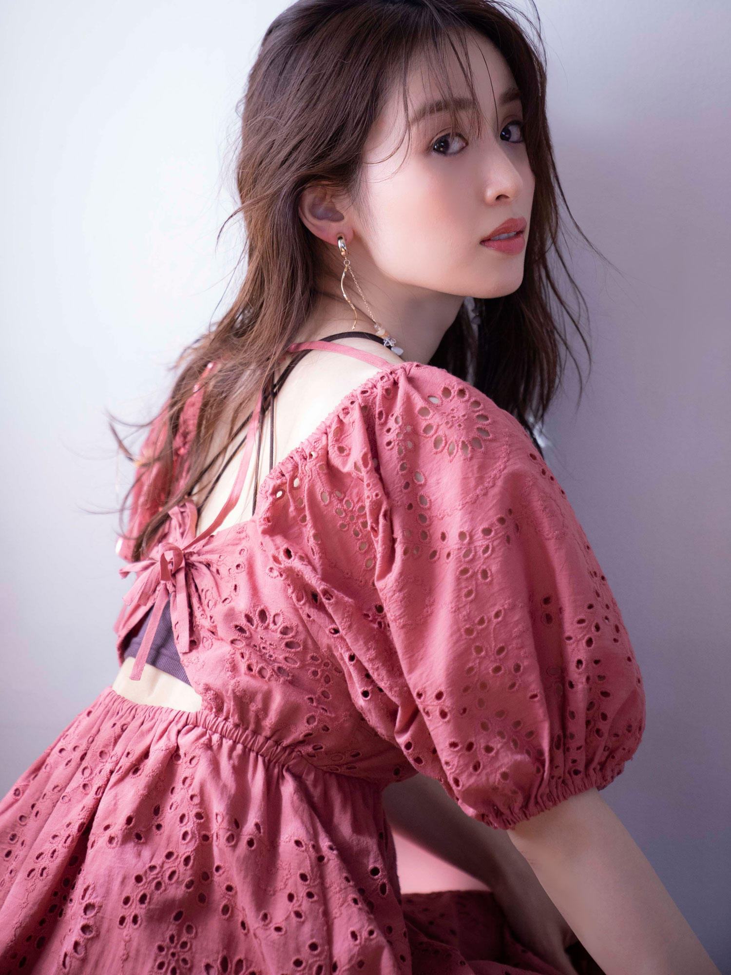 Mercuryduo Zozotown 泉里香 さん着用アイテム インド綿ならではの柔らかな風合い独特の色味がポイント バックシャンカットワークレースワンピース 14 300 12 870 10 Off お気に入り登録を忘れずに T Co Lyi6bjqekl